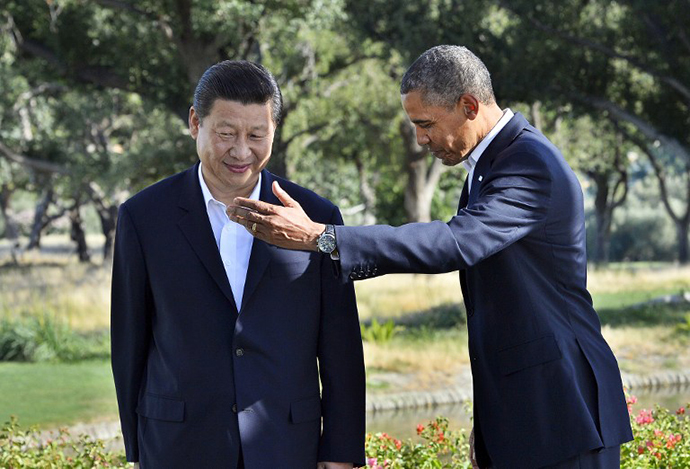 US President Barack Obama and Chinese President Xi Jinping head for their bilateral meeting at the Annenberg Retreat at Sunnylands in Rancho Mirage, California, on June 7, 2013. (AFP Photo / Jewel Samad)