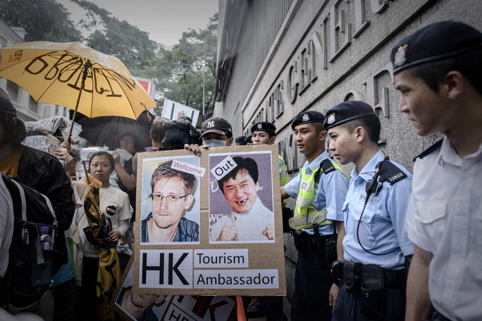 Protesters hold placards as they march along the US consulate in support of former US spy Edward Snowden in Hong Kong on June 15, 2013. (AFP Photo/Philippe Lopez)