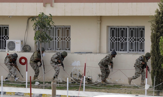 Pakistani paramilitary soldiers take position after militants attacked a hospital in Quetta, the capital of Baluchistan province, on June 15, 2013. (AFP Photo)
