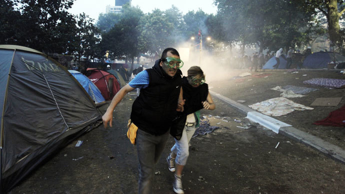 Protestors run as Turkish piloce arrive at Gezi Park in Istanbul June 15, 2013.(AFP Photo / Gurcan Ozturk)