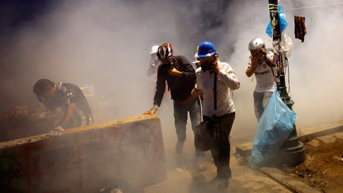 Protesters run out of Gezi Park as police fires teargas at Taksim Square in Istanbul June 15, 2013.(Reuters / Murad Sezer)