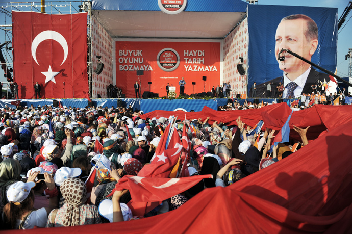 Turkish Prime Minister Recep Tayyip Erdogan (C) makes a speach to supporters during a rally on June 16, 2013, in Istanbul (AFP Photo / Ozan Kose) 