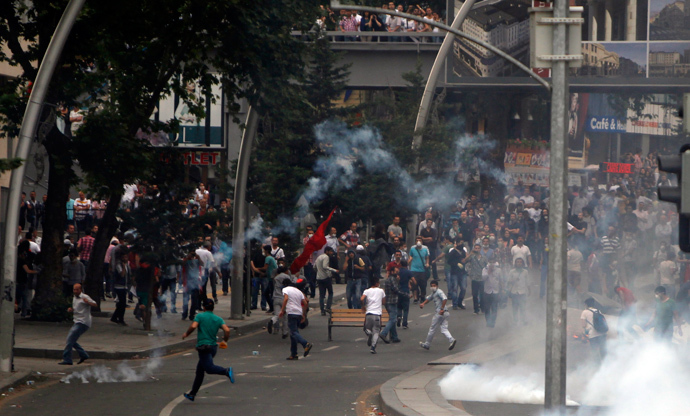People run to avoid tear gas during protests at Kizilay square in central Ankara, June 16, 2013 (Reuters / Dado Ruvic)