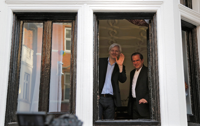 WikiLeaks founder Julian Assange waves from a window with Ecuador's Foreign Affairs Minister Ricardo Patino (R) at Ecuador's embassy in central London June 16, 2013 (Reuters / Chris Helgren) 