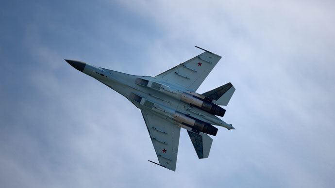 A Russian Sukhoi Su-35 flies over Le Bourget airport, north of Paris, on June 17, 2013.(AFP Photo / Eric Feferberg)