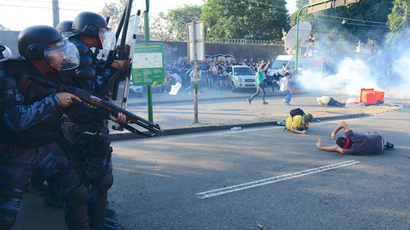 Crowd of 30,000 overruns police cordon ahead of Brazil football match (VIDEO)