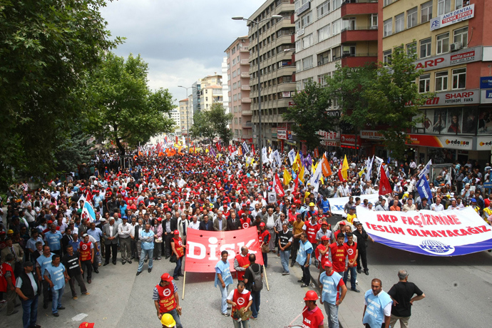 Anti-government protesters demonstrate in central Ankara on June 17, 2013 (AFP Photo / Adem Altan)