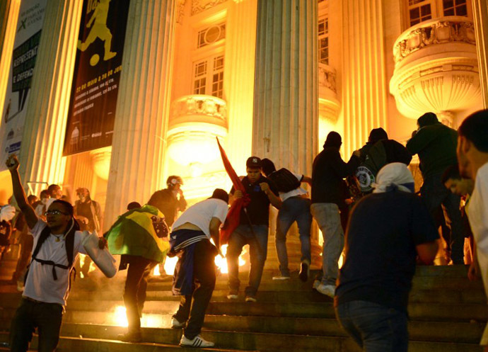 Demonstrators invade the stairs of the Teatro Municipal in downtown Rio de Janeiro on June 17, 2013. (AFP Photo / Christophe Simon)