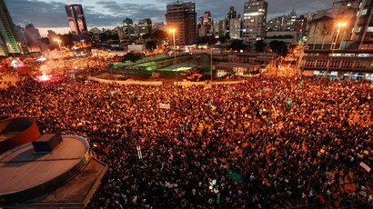 Crowd of 30,000 overruns police cordon ahead of Brazil football match (VIDEO)