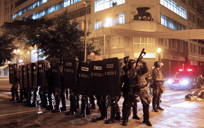 Riot polce take positions during a protest in Sao Paulo, Brazil on June 18, 2013. (AFP Photo / Daniel Guimaraens)