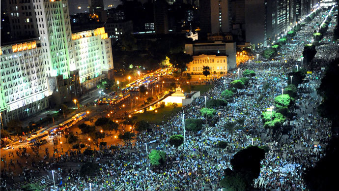 People march in downtown Rio de Janeiro on June 20, 2013.(AFP Photo / Tasso Marcleo)