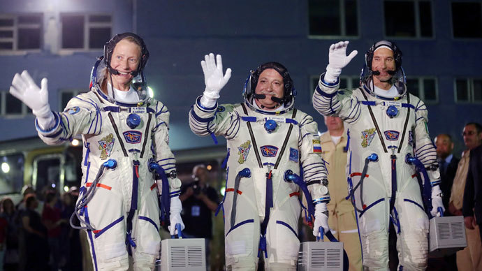 US astronaut Karen Nyberg (L), Russian cosmonaut Fyodor Yurchikhin (C) and European Space Agency (ESA) Italian astronaut Luca Parmitano.(AFP Photo / Maxim Shipenkov)