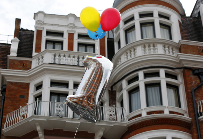 A balloon marking the first anniversary of WikiLeaks founder Julian Assange's entry to Ecuador's embassy is tethered above the building in central London June 16, 2013. (Reuters / Chris Helgren)