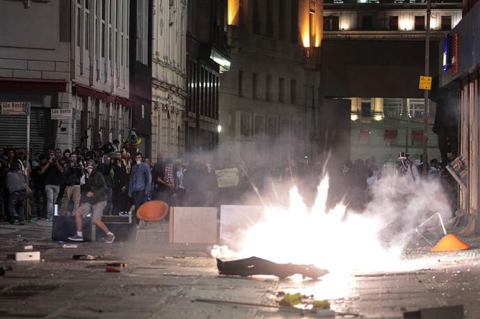 Students light fireworks during demonstrations in Sao Paulo, Brazil on June 18, 2013 (AFP Photo / Miguel Schincariol) 