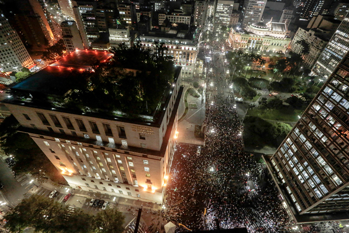 Students take part in a demonstration next to the city hall building and the Municipal Theater in Sao Paulo, Brazil on June 18, 2013 (AFP Photo / Miguel Schincariol) 