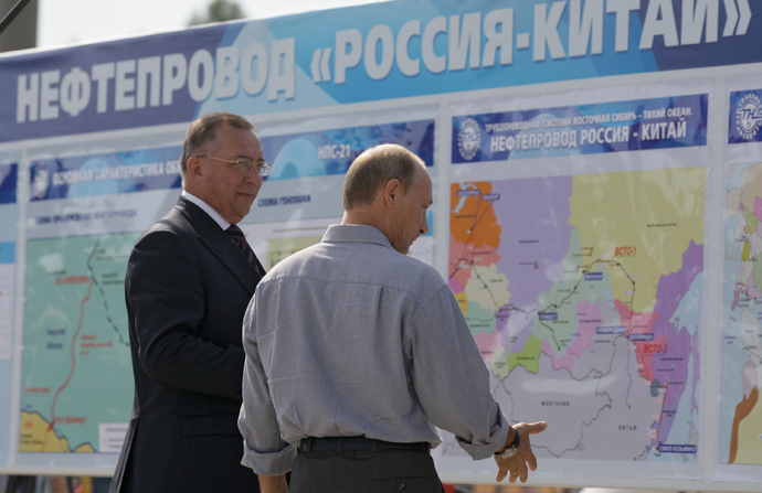 Vladimir Putin (R) examining stands with updates on the construction of the East Siberia-Pacific Ocean (ESPO) oil pipeline and the export route from Russia to China (RIA Novosti / Alexei Druzhinin) 