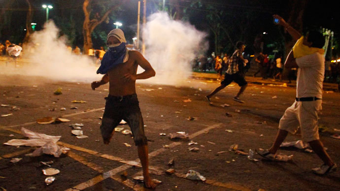 Demonstrators clash with police during an anti-government protest in Belem, at the mouth of the Amazon River, June 20, 2013.(Reuters / Ney Macondes)