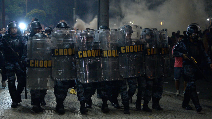 Riot police officers confront demonstrators after clashes erupted during a protest against corruption and price hikes, on June 20, 2013.(AFP Photo / Lluis Gene)