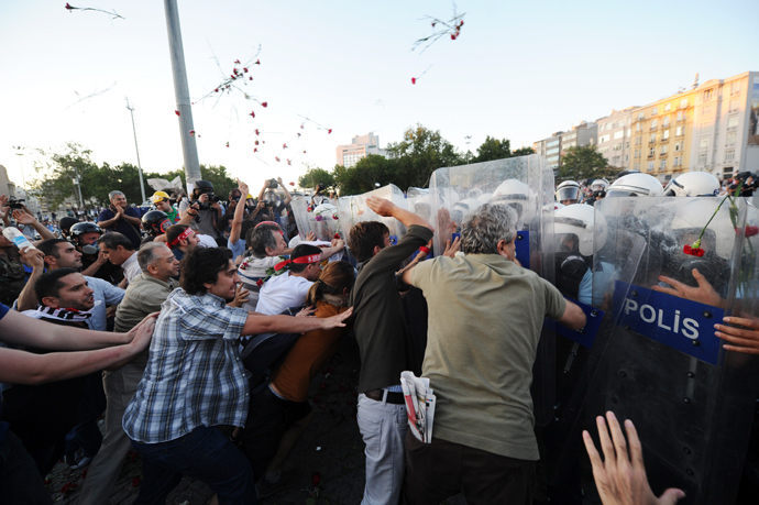 Turkish protesters clash with Turkish riot policemen on Taksim square in Istanbul on June 22, 2013 (AFP Photo / Bulent Kilic)