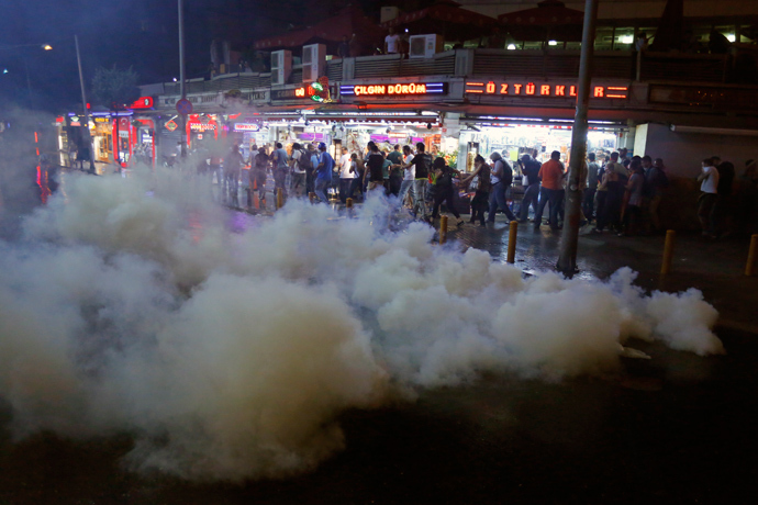 Protesters run as riot police fire teargas at Taksim Square in Istanbul June 22, 2013 (Reuters / Marko Djurica)