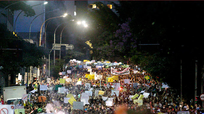Thousands of people march during a protest on ConsolaÃ§Ã£o Street in Sao Paulo, Brazil on June 22, 2013 .(AFP Photo / Daniel Guimaraes)