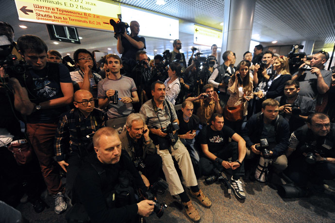 Russian journalists wait for the arrival of former US spy Edward Snowden at the Moscow Sheremetevo airport on June 23, 2013. (AFP Photo)