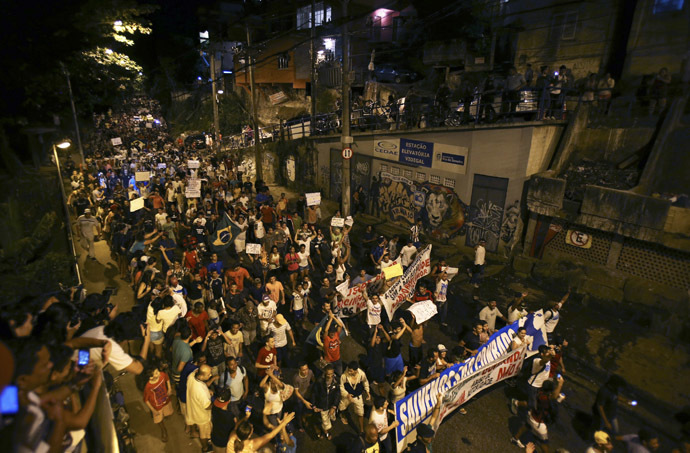 Demonstrators from the Rocinha slum take part in a protest as they walk towards Rio de Janeiro governor Sergio Cabral's house, in Rio de Janeiro June 25, 2013. (Reutes)