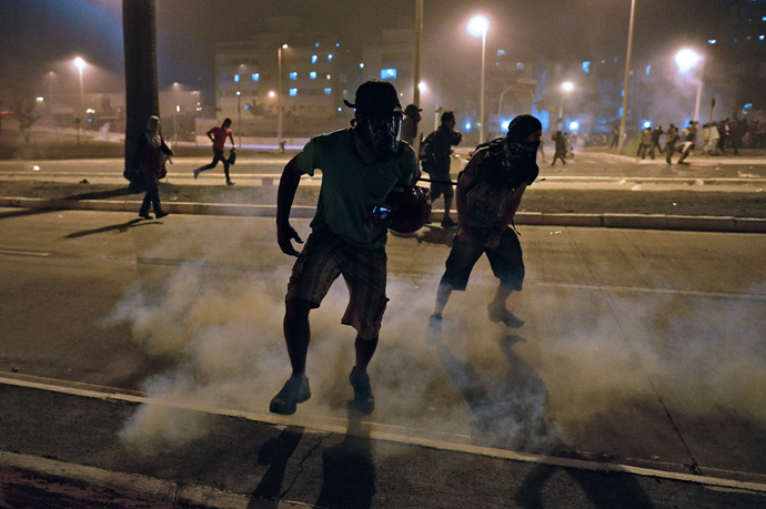 Anti-government demonstrators run during clashes with the police outside the Mineirao stadium in Belo Horizonte, on June 26, 2013 (AFP Photo / Christophe Simon)
