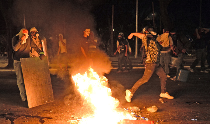 Violent demonstrators clash with the police in Belo Horizonte, Brazil on June 26, 2013 (AFP Photo / Christophe Simon) 