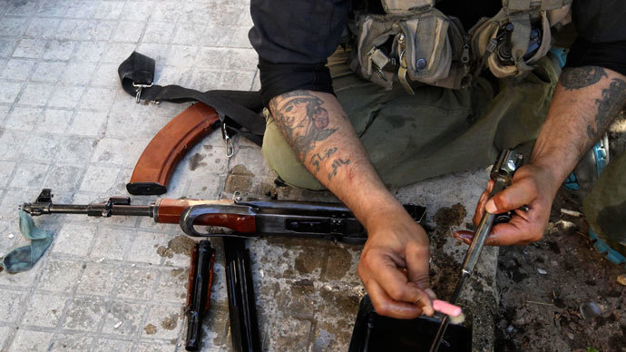 A Free Syrian Army fighter cleans his weapons.(Reuters / Muzaffar Salman)