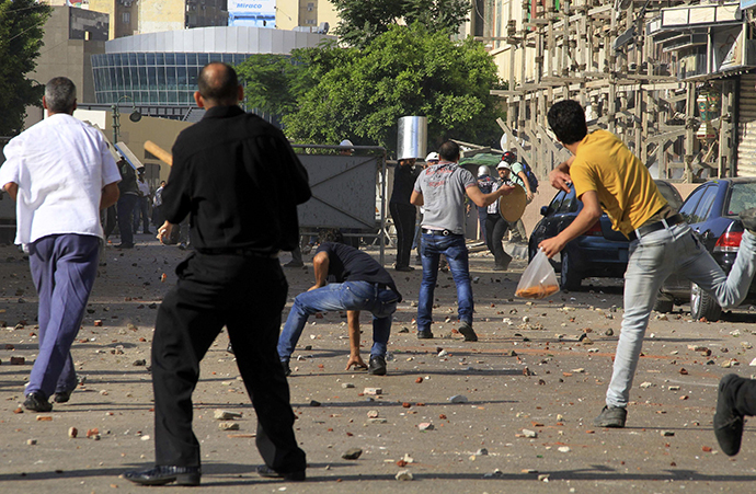 Supporters of Egyptian President Mohamed Morsi and anti-Mursi protesters clash in Sedy Gaber in Alexandria, June 28, 2013. (Reuters)