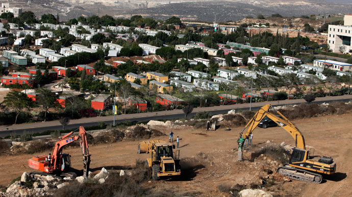 Construction vehicles prepare the ground as building of a housing project resumes in the West Bank Jewish settlement of Ariel.(Reuters / Nir Elias)