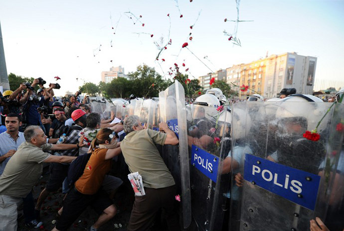 Turkish protesters clash with Turkish riot policemen on Taksim square in Istanbul on June 22, 2013. (AFP Photo / Bulent Kilic)