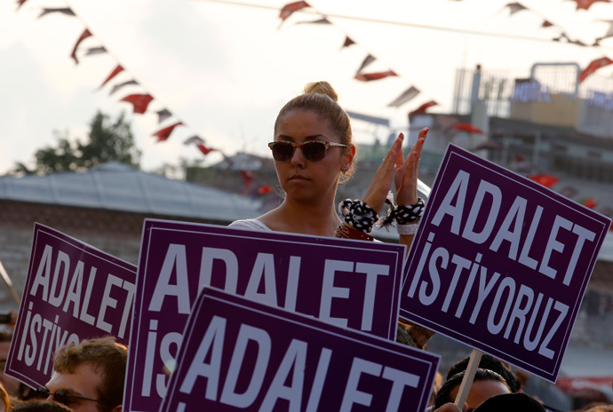 A protester applauds during an anti-government protest at Taksim Square in Istanbul June 29, 2013 (Reuters / Umit Bektas)