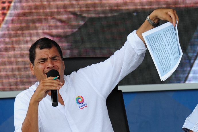 Ecuadorean President Rafael Correa speaks during his programme 'Enlace Ciudadano', at the Refineria del Pacifico camp, in El Aromo, Manabi, 390 west of Quito, on June 29, 2013 (AFP Photo / Rodrigo Buendia)