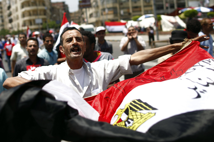 An opponent of Egypt's Islamist President Mohamed Morsi shouts slogans while waving his national flag during a protest calling for his ouster outside the presidential palace in Cairo on June 30, 2013 (AFP Photo / Khaled Desouki)
