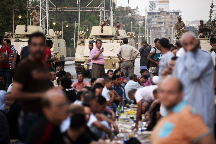 Egyptian soldiers take position outside the presidential palace as opponents of ousted president Mohamed Morsi gather to break their fast with the iftar meal in Cairo on July 12, 2013 (AFP Photo)
