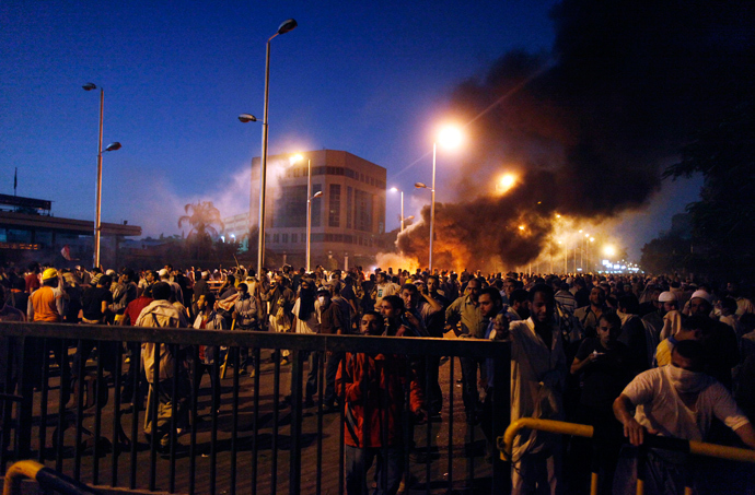 Egyptian supporters of the Muslim Brotherhood rallying in support of deposed president Mohamed Morsi clash with police outside the elite Republican Guards base in Cairo early on July 8, 2013 (AFP Photo / Mahmoud Khaled) 