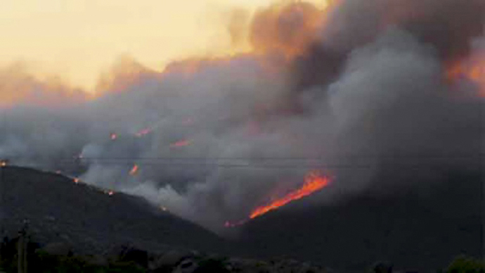 This still image from video provided courtesy of KPHO-TV / CBS-5-AZ.COM shows smoke rising from raging wildfires in the hills near Yarnell, Arizona on June 30, 2013. (AFP Photo / KPHO-TV/CBS-5-AZ.COM)