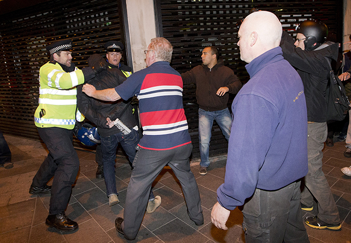 Police clash with people in London (AFP Photo / Justin Tallis)