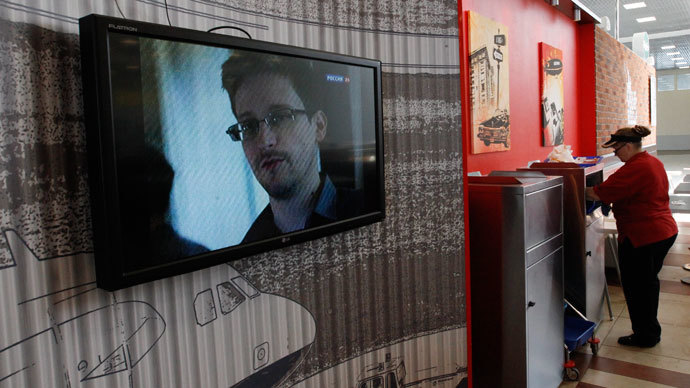 A television screens the image of former U.S. spy agency contractor Edward Snowden during a news bulletin at a cafe at Moscow's Sheremetyevo airport June 26, 2013.(Reuters / Sergei Karpukhin)