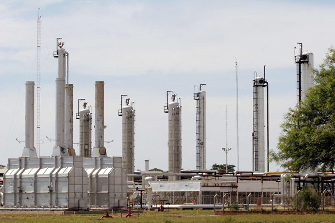 Picture of the Spanish Repsol YPF gas and oil refinery in Rio Grande, 80 km from Santa Cruz, Bolivia (AFP Photo)