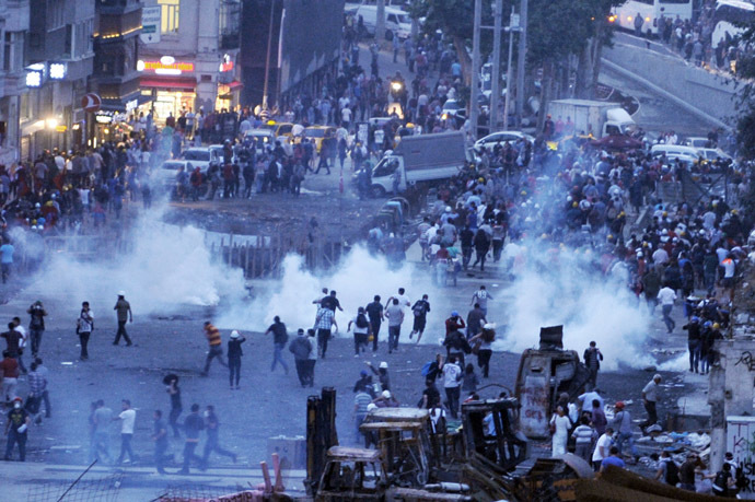 Riot police use tear gas to disperse protesters at the Gezi park near Taksim square in Istanbul, on June 15, 2013. (AFP Photo)