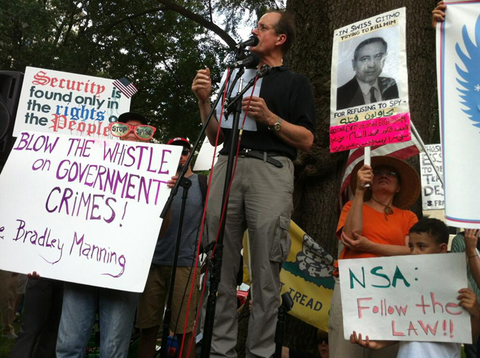 Former NSA executive and whistleblower Thomas Drake speaks at the Restore the Fourth rally in Washington, D.C. (image by @johnzangas)