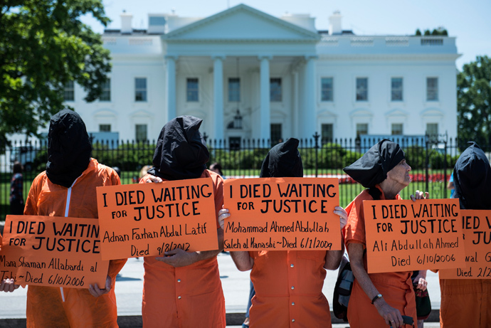 Activists stand on Pennsylvania Avenue during a protest outside of the White House in Washington (AFP Photo / Brendan Smialowski) 