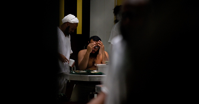 In this photo reviewed by US military officials, detainees gather during lunch in a communial area inside Camp VI at the US Detention Center in Guantanamo Bay, Cuba, March 30, 2010 (AFP Photo / Paul J. Richards) 