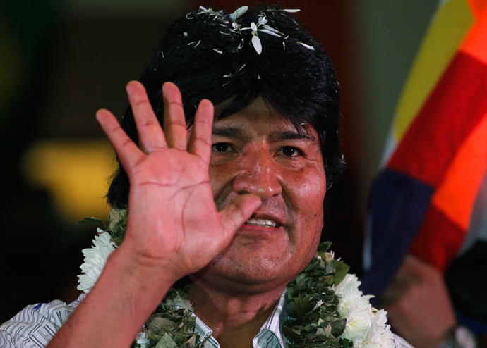 Bolivia's President Evo Morales waves to the crowd during a meeting with Bolivian social organizations in Cochabamba July 4, 2013 (Reuters / David Mercado)