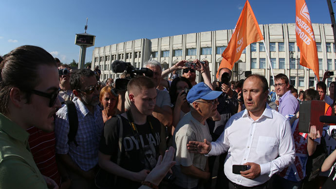 Igor Blokhin, leader of the People's Check movement, is seen at a people's rally outside Yaroslavl City Hall in support of the arrested Mayor Yevgeny Urlashov.(RIA Novosti / Yaroslav Neyelov)