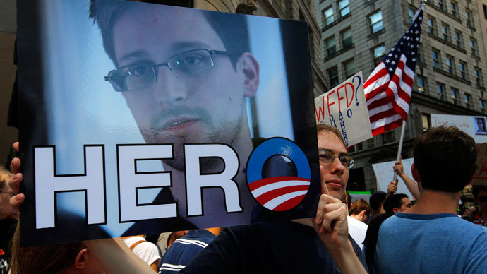 A demonstrator holds a sign with a photograph of former U.S. spy agency NSA contractor Edward Snowden and the word "HERO" during Fourth of July Independence Day celebrations in Boston, Massachusetts July 4, 2013.(Reuters / Brian Snyder)