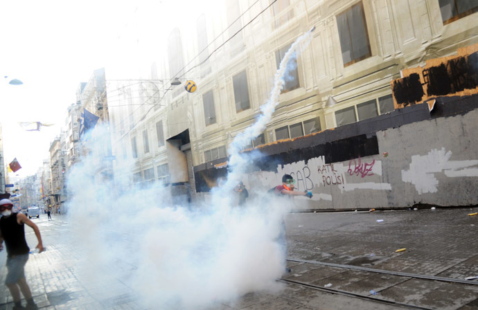 Protesters clash with Turkish riot police on Istiklal Avenue in Istanbul on July 6, 2013. (AFP Photo/Bulent Kilic)